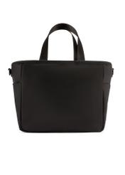 Czarna torebka typu lunchbox TOREN-0346-99(W26) - widok produktu z tyłu, na białym tle.  