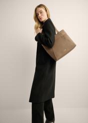 Skórzana torebka shopper w kolorze chłodnego beżu TORES-0980-1K(Z26). Widok z modelką.
