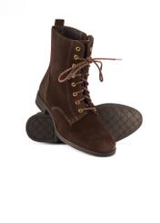 Zamszowe brązowe botki damskie BUTYD-1008-89(Z25), widok produktu skosem i od spodu na białym tle.