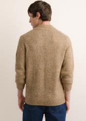 Camelowy sweter męski z wełną SWEMT-0218-1D(Z26), widok produktu z tyłu na modelu. Widoczna połowa sylwetki.