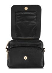 Czarna mała skórzana torebka damska TORES-0958E-9I(W26), widok produktu z przodu na białym tle.