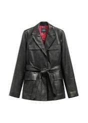 Czarna skórzana marynarka damska z paskiem KURDS-0545-99(W26), widok produktu od przodu na białym tle.