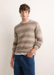 Brązowy sweter męski w paski SWEMT-0219-1I(Z26), widok produktu z przodu na modelu. Widoczna połowa sylwetki.