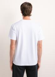 Biały T-shirt męski z nadrukiem TSHMT-0160-0A(Z26), widok produktu z tyłu na modelu. Widoczna połowa sylwetki.