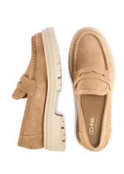 Skórzane mokasyny na platformie w kolorze beżowym BUTYD-1069-1B(W26) - widok produktu z góry, na białym tle. 