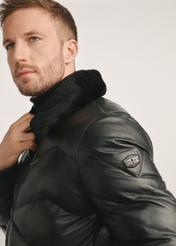 Czarna skórzana kurtka męska z ociepleniem KURMS-0377-1127(Z25), zbliżenie na detal produktu, widok na modelu.