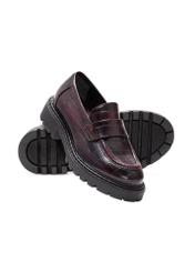 Bordowe mokasyny damskie croco BUTYD-1189-90(Z25), widok produktu skosem i podeszwy na białym tle.