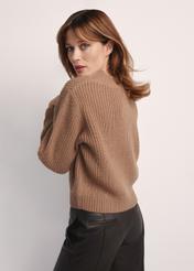Camelowy sweter dekolt V damski SWEDT-0162-83(Z24), widok produktu od tyłu na modelce, widoczne pół sylwetki.