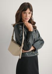 Beżowa niewielka torebka ze skóry naturalnej TORES-1267-1B(W26), widok produktu od przodu na modelce, widoczna połowa sylwetki.