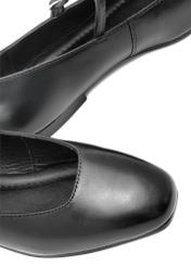 Czarne skórzane baleriny damskie BUTYD-1205-99(Z25), widok detalu produktu na białym tle.