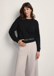 Czarny sweter damski SWEDT-0238-99(Z25), widok produktu z przodu na modelce. Widoczna połowa sylwetki.