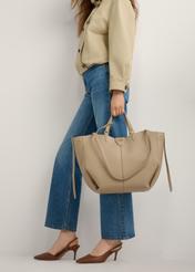 Brązowe czółenka z odkrytą piętą BUTYD-1078A-1D(W26), widok produktu z boku na stopach modelki, na jasnym tle.