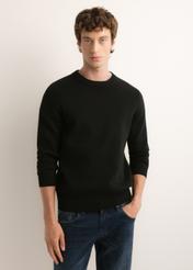 Czarny sweter męski SWEMT-0217-99(Z26), widok produktu z przodu na modelu, na jasnym tle.