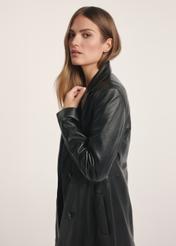 Czarny skórzany płaszcz damski KURDS-0546-5344(Z25), produktu widoczny od boku na modelce, widoczne pól sylwetki.