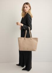 Beżowa groszkowana torebka shopper TOREC-1252-1B(Z26), widok produktu z przodu na modelce. Widoczna cała sylwetka.