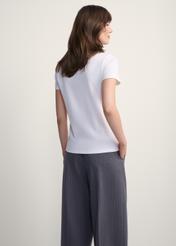 Biały bawełniany t-shirt damski TSHDT-0144-11(Z25), widok produktu od tyłu na modelce, widoczna połowa sylwetki.
