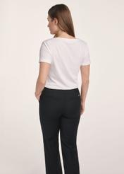 Kremowy T-shirt damski w serek TSHDT-0118B-0B(Z26), widok produktu z tyłu na modelce. Widoczna połowa sylwetki.