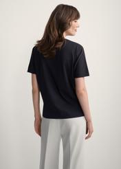 Czarny t-shirt damski z nadrukiem TSHDT-0146-99(Z25), widok produktu z tyłu na modelce. Widoczna połowa sylwetki.