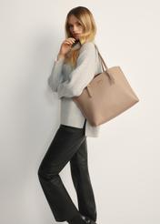 Beżowa duża torba shopper TOREC-1088-81(Z25), widok produktu od przodu na modelce, widoczna cała sylwetka.