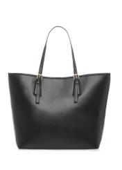 Czarna torebka shopper z monogramem TOREC-1181-9P(W26), widok produktu z tyłu na białym tle.