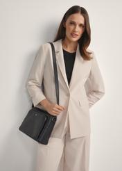 Czarna skórzana torebka damska TORES-1217-9I(W26) - widok produktu lekko po skosie, na jasnym tle. Widoczna połowa sylwetki.