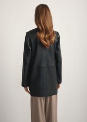 Czarna skórzana kurtka damska KURDS-0583-99(W26), widok produktu z tyłu na modelce. Widoczna połowa sylwetki.