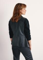 Czarna skórzana kamizelka damska KAMDS-0010-5344(W25), widok produktu tyłem na modelce, widoczne pół sylwetki.