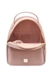 Różowy damski średni plecak TOREC-0920-5A(W26) - widok produktu z przodu, na białym tle. 