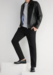 Czarne skórzane mokasyny męskie BUTYM-0482-99(W25), widok produktu od boku na modelu, widoczna połowa sylwetki.