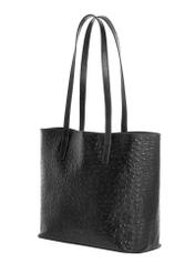 Czarna skórzana torebka damska shopper TORES-1389-9P(Z26), widok produktu skosem na białym tle.