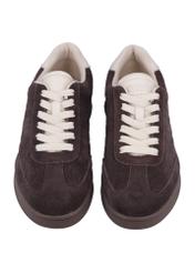 Zamszowe buty sportowe w kolorze ciemnobrązowym BUTYD-1317-1 I(Z26), widok produktu z przodu na białym tle.