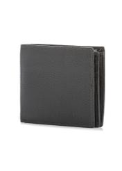 Ciemnobrązowy mały skórzany portfel męski PORMS-0687-1I(W26) - widok produktu po skosie, na białym tle. 