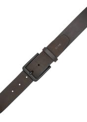 Brązowy zamszowy pasek męski PASMS-0281-1I(W26) - widok produktu z góry, na białym tle. 