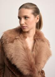 Skórzany kożuch damski w kolorze camelu KOZDS-0095-3099(Z25), zbliżenie na detal produktu na modelce.