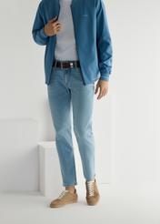 Beżowe skórzane buty sportowe BUTYM-0534-1B(W26), widok produktu z przodu na stopach modela, na jasnym tle.