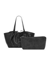 Czarna torebka z kokardkami typu shopper TOREC-1378-99(Z26), widok produktu z kosmetyczką na białym tle.
