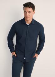 Granatowa koszula męska KOSMT-0334-68(Z25), widok produktu z przodu na modelu. Widoczna połowa sylwetki.