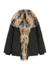 Czarna zimowa kurtka damska z futrem naturalnym KURDT-0592-99(Z25) - widok produktu z przodu na białym tle. 