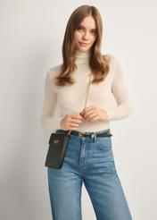 Czarna damska saszetka TOREC-1112-99(Z25), widok produktu przodem na modelce, widoczna połowa sylwetki.