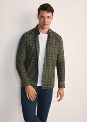 Koszula męska w kratę khaki KOSMT-0333-55(Z25), widok produktu z przodu na modelu. Widoczna połowa sylwetki.