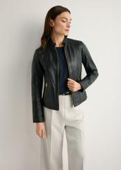 Czarna skórzana kurtka damska KURDS-0602-99(W26), widok produktu z przodu na modelce. Widoczna połowa sylwetki.