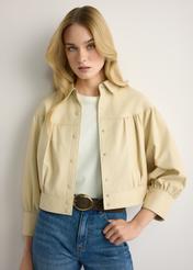 Skórzana jasnożółta kurtka damska KURDS-0574-2A(W26), widok produktu z przodu na modelce. Widoczna połowa sylwetki.