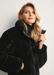 Krótka błyszcząca kurtka damska KURDT-0607-99(Z25), widok produktu skosem na modelce, widoczna połowa sylwetki.