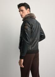 Skórzana brązowa kurtka z kołnierzem KURMS-0380-2877(Z25), widok produktu z tyłu na modelu. Widoczna połowa sylwetki.