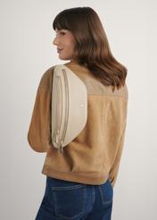 Skórzana beżowa nerka damska TORES-0721E-1B(W26), widok produktu od przodu na modelce, widoczna połowa sylwetki.