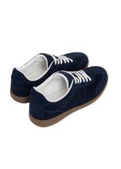 Granatowe zamszowe buty sportowe męskie BUTYM-0567-7D(Z26), widok produktu z tyłu na białym tle.