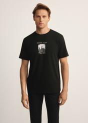 Czarny T-shirt męski z nadrukiem TSHMT-0132-99(Z25), widok produktu od przodu na modelu, widoczna połowa sylwetki.