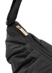 Nylonowa torebka damska TOREN-0339-99(W26), zbliżenie na detal produktu na białym tle.