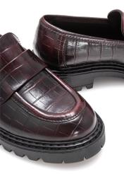 Bordowe mokasyny damskie croco BUTYD-1189-90(Z25), zbliżenie na detal produktu na białym tle.