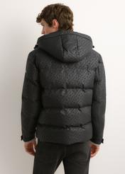 Ciemnoszara kurtka męska w monogram KURMT-0444-9P(Z26), widok produktu z tyłu na modelu. Widoczna połowa sylwetki.